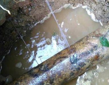 古蔺楼顶渗水维修公司分享下地暖漏水的原因及检测方法。